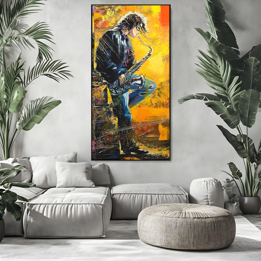 Tablou canvas cu tablou canvas cu muzician cantand la saxofon, in rama de aluminiu negru, pe perete intr-un living